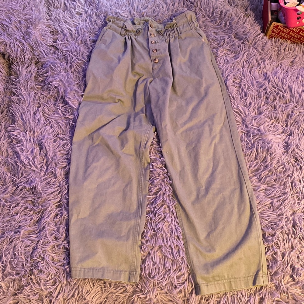 Green buckle khaki material pants